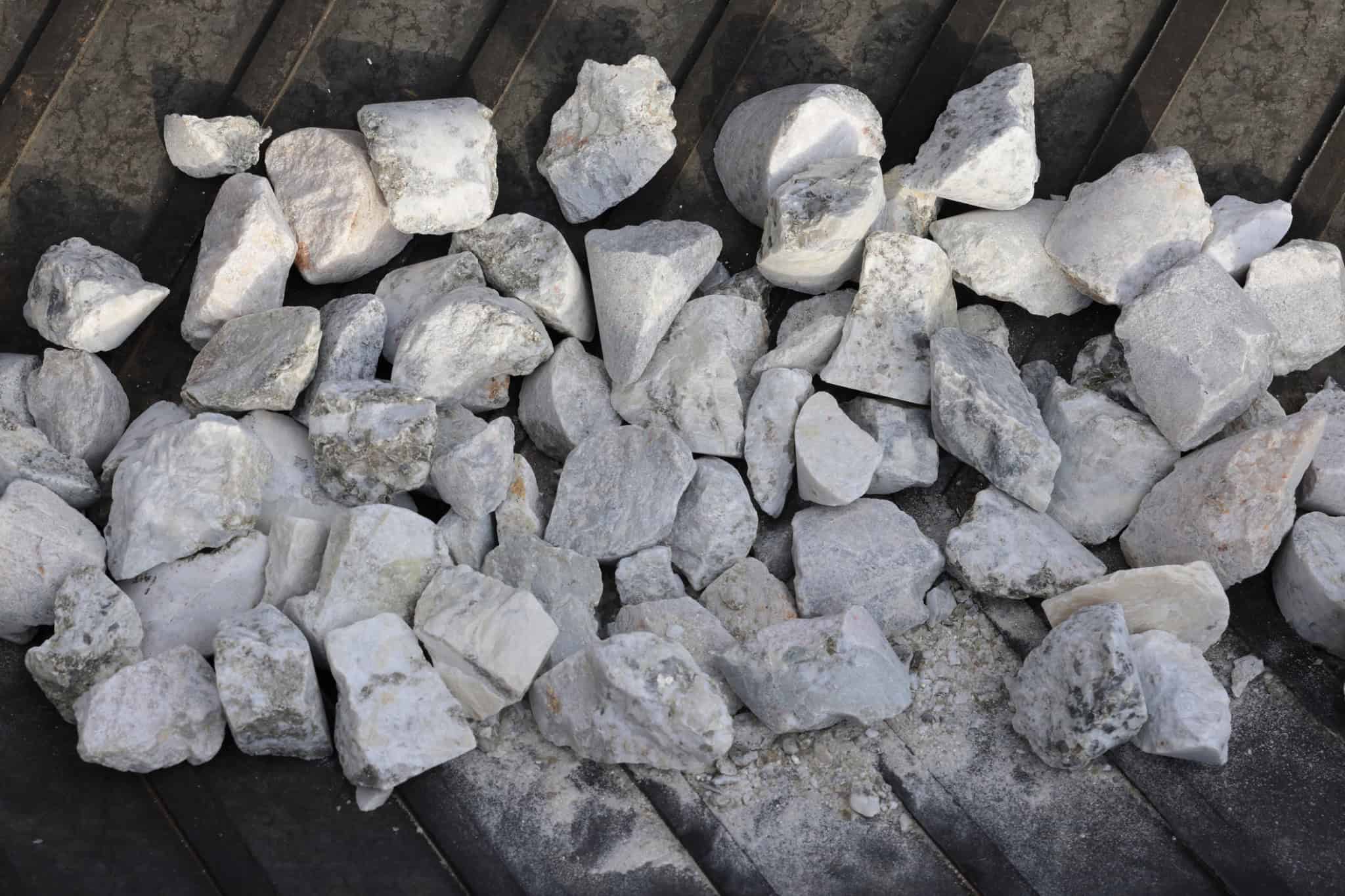 DβS, subproduto da mineração de lítio, melhora propriedades do concreto e contribui para práticas sustentáveis na construção.
