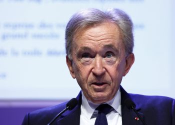Dança das cadeiras: bilionários trocam de posição e Arnault volta a ser o mais rico do mundo