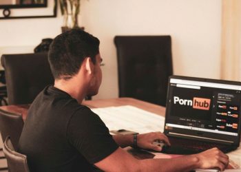 Pornhub pede que Apple, Google e Microsoft verifiquem idades dos usuários