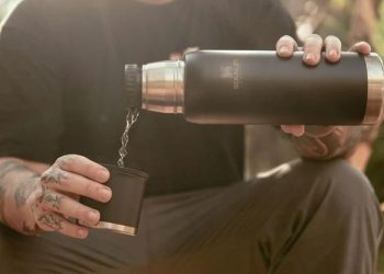 Promoções de Black Friday em garrafas e copos Stanley; saiba o que está valendo a pena