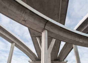 Resíduos de lítio fortalecem concreto e reduzem impacto ambiental