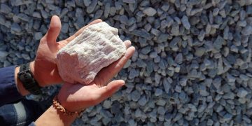 Nova técnica barateia recuperação de lítio de baterias usadas