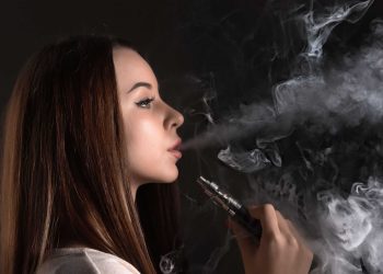 Tesla pode cobrar US$ 150 por vômito ou fumaça em robotáxis