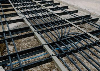 Rodovia carrega caminhão elétrico enquanto ele acelera durante teste