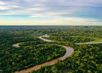 Frente fria muda o tempo e amplia risco de temporais no Brasil