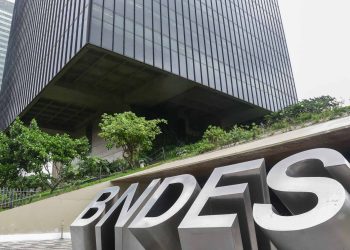 Carro voador nacional da Eve ganha US$ 40 milhões do BNDES