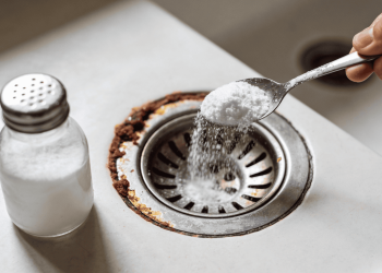 A mistura de bicarbonato de sódio e vinagre na limpeza para eliminar cheiro ruim e entupimentos da pia em minutos