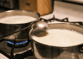 O truque da colher de metal para evitar que o leite transborde funciona ou é só mito?