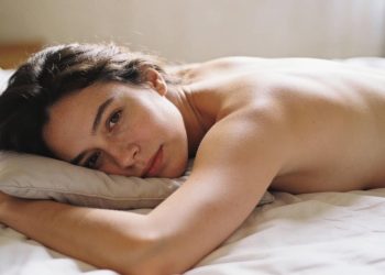 Dormir de barriga para baixo faz mal ou é apenas um mito dos nossos avós?