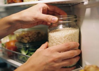 Essa dica japonesa com arroz pode deixar sua geladeira seca e sem cheiro ruim