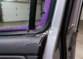 Pare agora de passar esse produto no vidro do seu carro antes que seja tarde