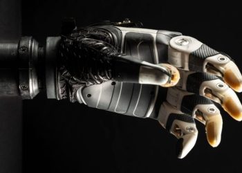 Cientistas criam prótese robótica de mão que até segura objetos