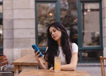 7 sinais de que o uso do celular já está afetando seu corpo (e você nem percebeu)