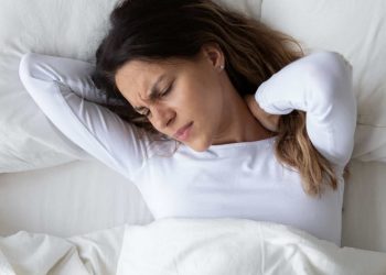 Como usar o celular e o notebook do jeito certo? Veja 5 dicas para melhorar sua postura