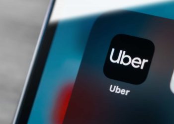 Ricardo Nunes sanciona regulamentação de mototáxis em São Paulo