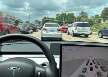 Ainda faltam bilhões de quilômetros para carro da Tesla andar sozinho, diz Musk