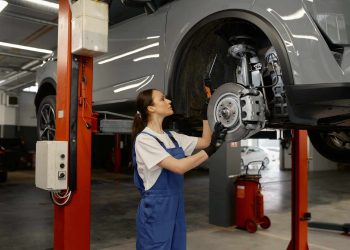 Freio do carro chiando? Veja o que pode ser e como resolver