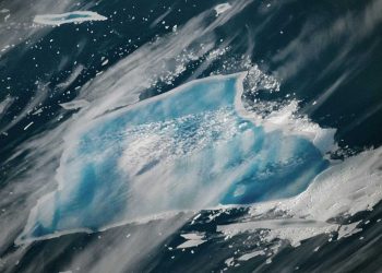 Foto mostra o maior iceberg do mundo prestes a colapsar