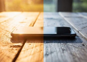 O erro comum ao carregar o celular que está destruindo sua bateria