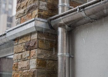 Cidade brasileira adapta moradias e infraestrutura para conviver com chuva intensa o ano inteiro