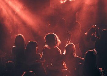BBC expõe rede que comercializa vídeos de mulheres em saídas noturnas