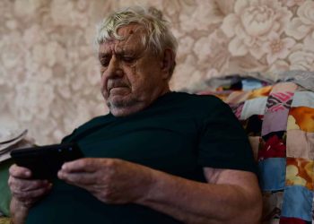 Tempo demais no celular deixa idosos ansiosos e com insônia, aponta estudo