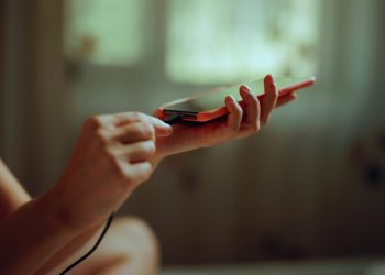 Deixar carregador na tomada sem o celular desperdiça energia?