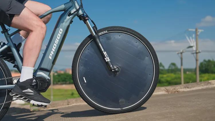 Bicicleta elétrica usa sol e IA, mas será que ela é eficiente?