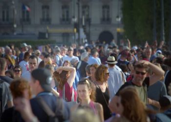 Pulseira inteligente ajuda a evitar emergências com idosos em meio ao calor extremo