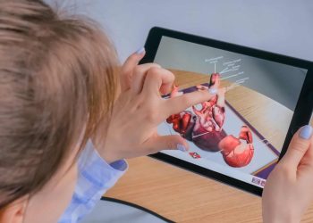 Avanço ou ilusão? EAD leva aulas práticas para o celular