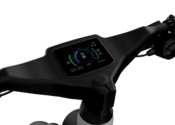 Volkswagen lança bicicleta elétrica com câmera traseira e capacete que detecta acidentes