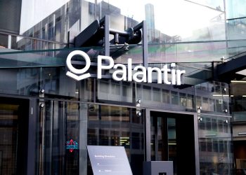 CEO da Palantir chama setor de IA de “marxista” após lucro de R$ 5,6 bi